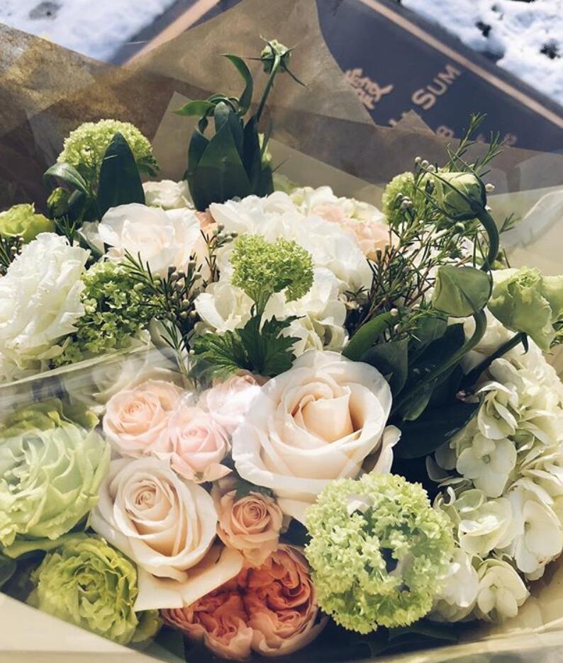 郑欣宜春节返乡祭拜沈殿霞,手捧鲜花向妈妈报