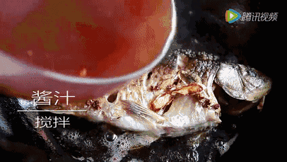 5,加入青椒,香菜,1个八角,2片香叶,调为中火,煮至收汁.