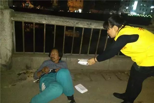 据说这是一个流落街头的精神病患者
