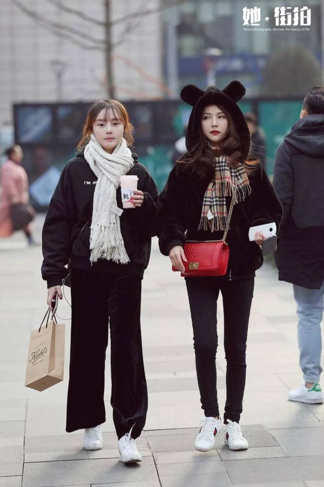成都美女街拍:每逢佳节胖三斤 太古里美女教你