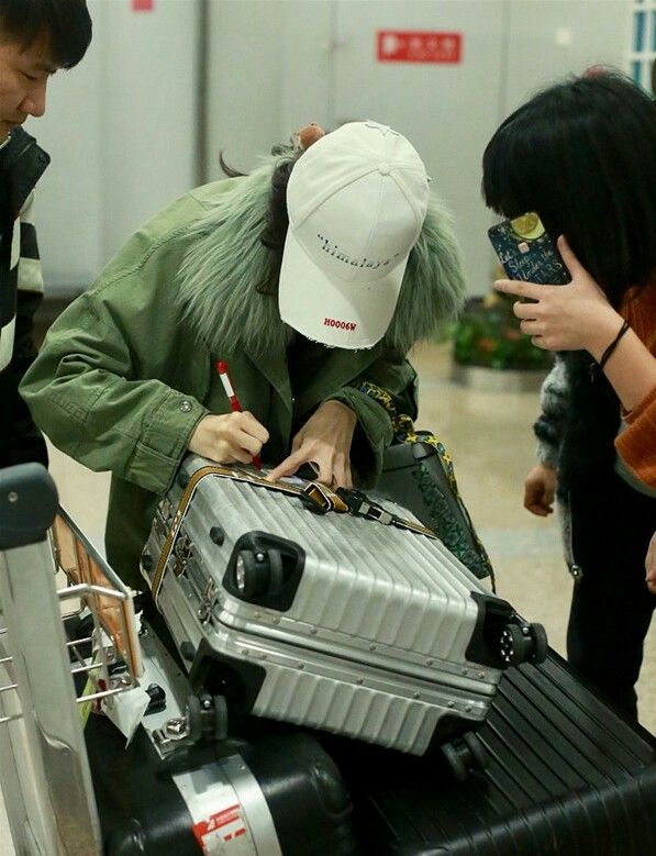 娜扎现身机场不爱张翰爱粉丝,与粉丝互动笑容