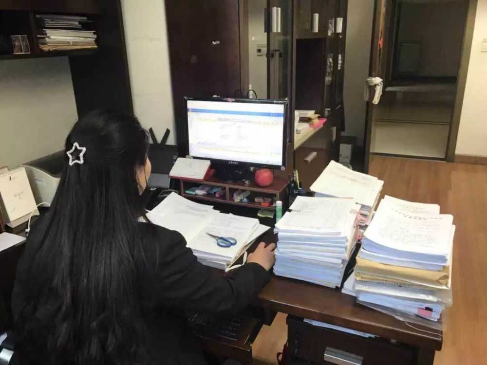 在业务庭办公室,法官们有条不紊的进行阅卷,合议,起草法律文书等各项