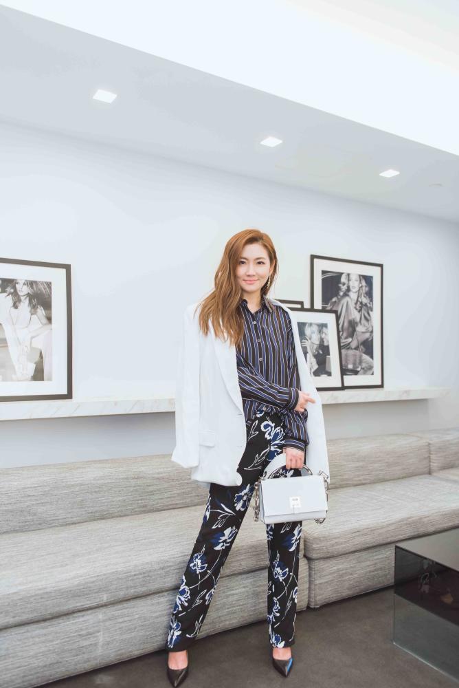 Selina任家萱亮相纽约时装周 白色西装帅气满分