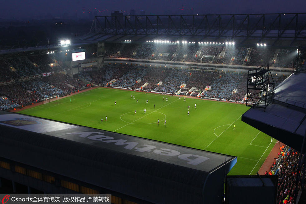 厄普顿公园谢幕战 主裁鲁尼场上沟通