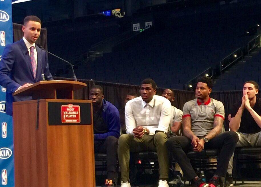 库里蝉联MVP 纳什同台举杯萌神害羞