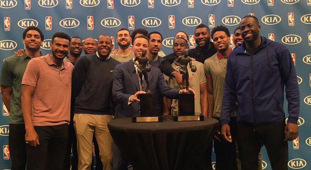 库里蝉联MVP 纳什同台举杯萌神害羞