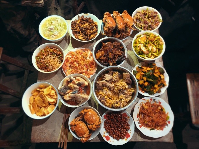 不看到照片还真的不信,现在农村的年夜饭都吃