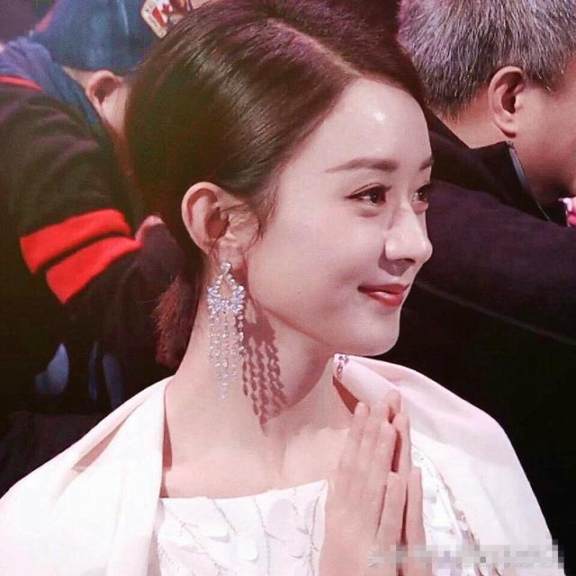 赵丽颖的侧颜无死角,动图刷一万次也看不腻 网友:鼻子