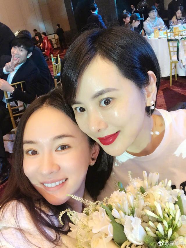 霍思燕演过的电视剧霍思燕和友人自拍合影男子比v抢镜是林申哥哥