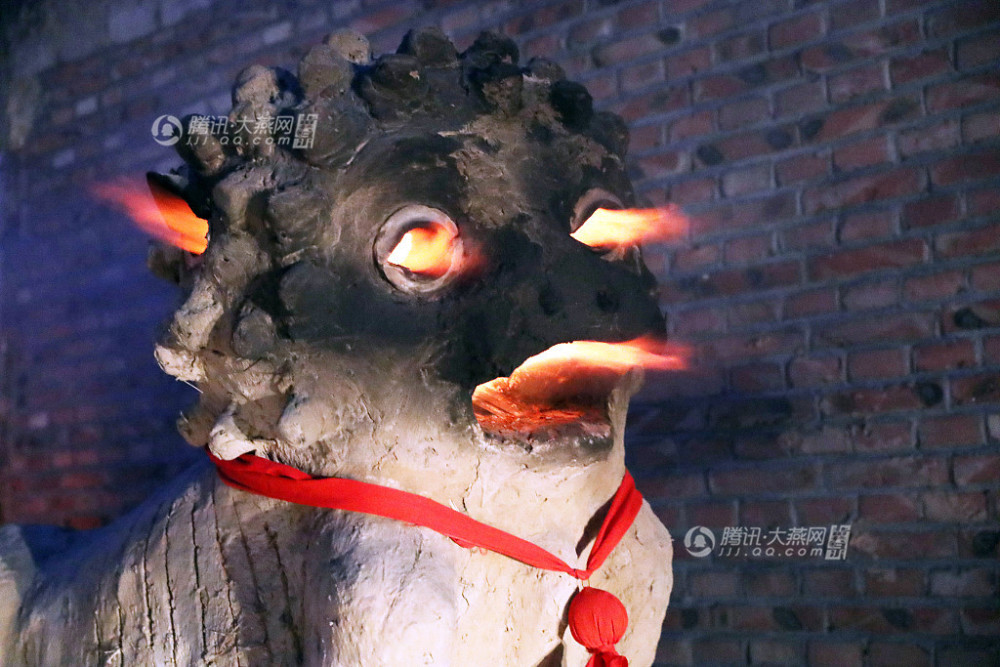 探访太行山里会"喷火的狮子"口眼耳鼻喷火焰迎"十五"