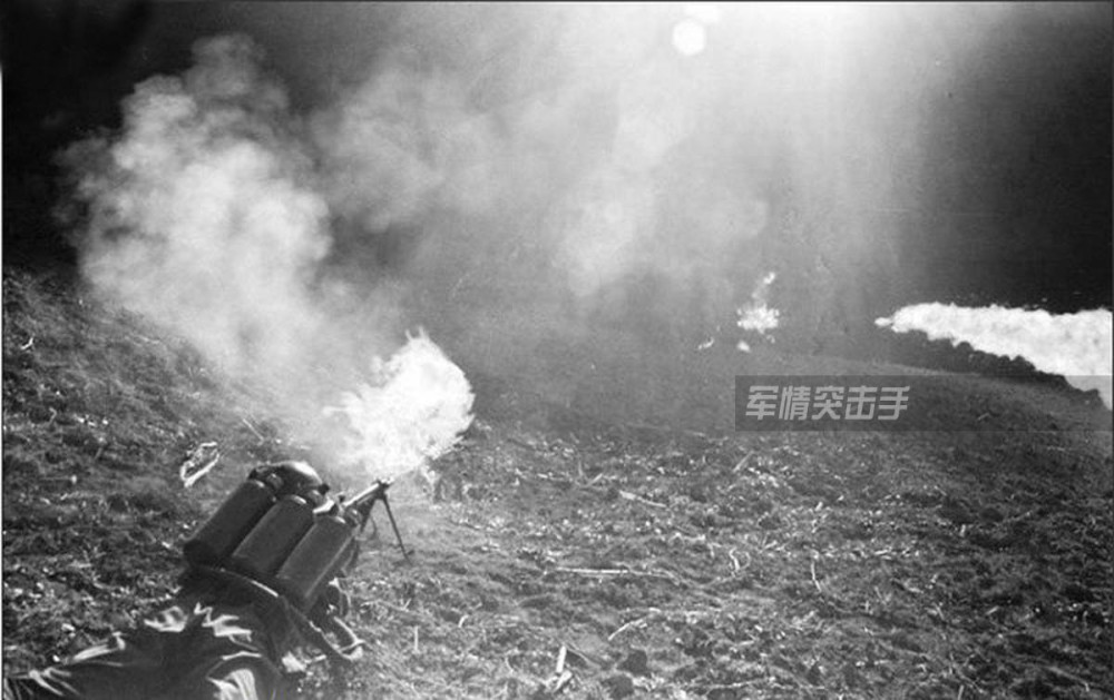 中国喷火兵显神威 烧得越军宁可挨枪子也要抱头鼠窜