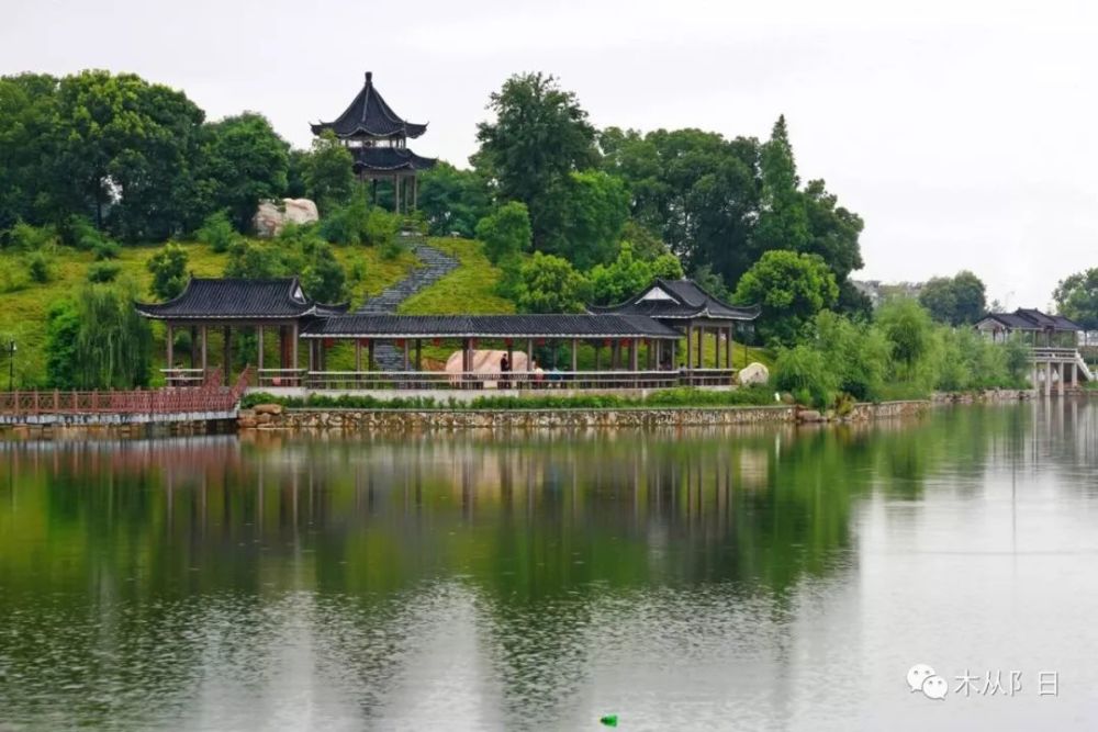 莲花湖公园 莲花湖别名莲花池,是清代康熙年间侍郎,清代大散文家,桐城