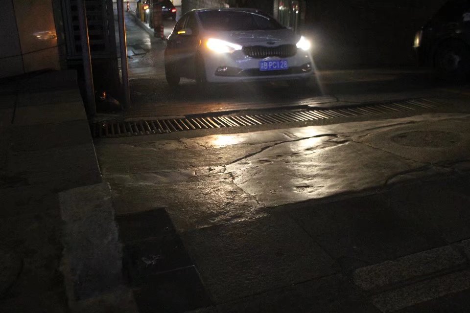 重庆一停车库旁的小石墩半月刮坏数十辆车奥迪 宝马 奔驰纷纷遭殃 看点快报