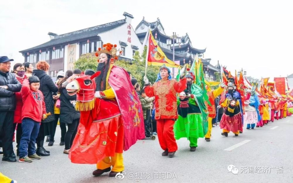 一年一度的泰伯庙会今天热闹开场,百姓乐在其中