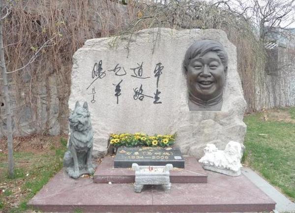 马季墓和侯宝林墓相比,师徒差异明显天壤之别,他享千万豪华墓地