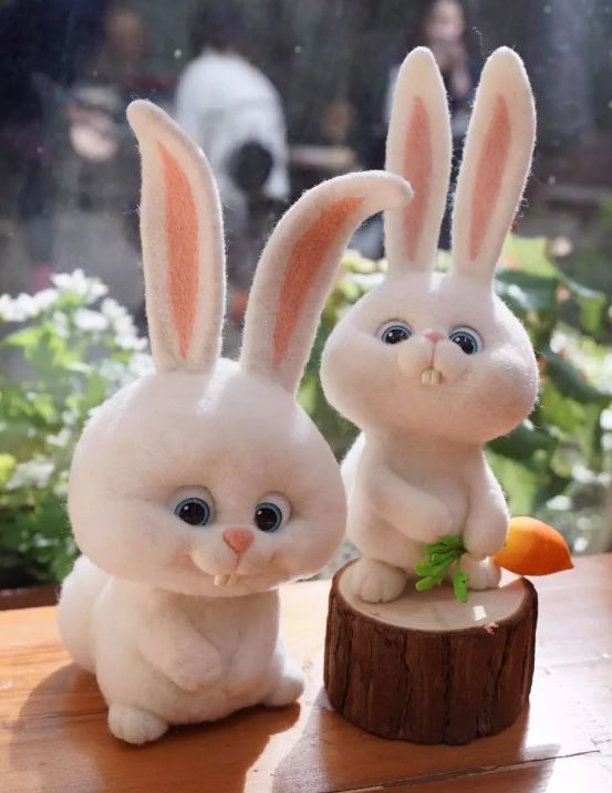抱着萝卜可爱呆萌的兔子
