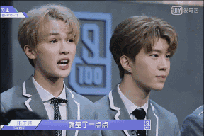 蔡徐坤眼影唇膏&朱正廷化妆包，练习生们的面膜我们都扒出来了