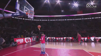 (cba全明星扣篮冠军 王潼双手隔人背扣)