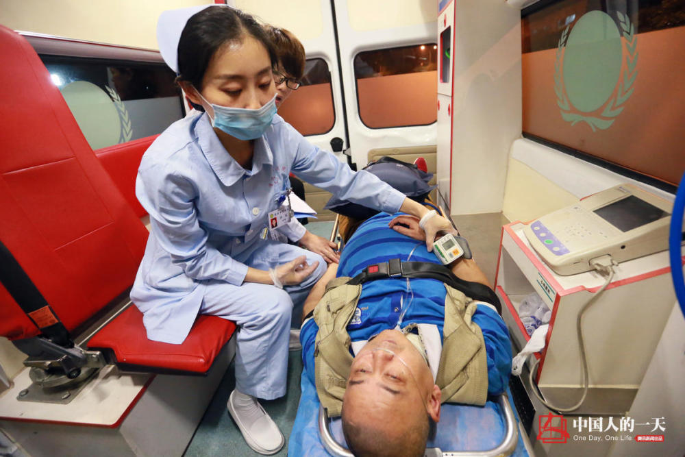 急诊科护士:每天接诊200人 像打仗