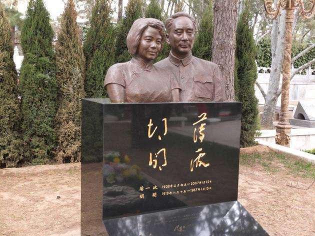 薄一波墓,墓碑雕像寓意爱情忠贞,墓前鲜花挽联
