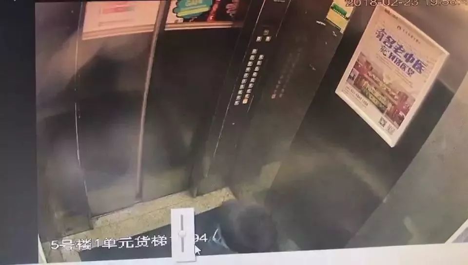 盛世桃城电梯内又现不文明行为,电梯内小便,致电梯已经无法正常运行
