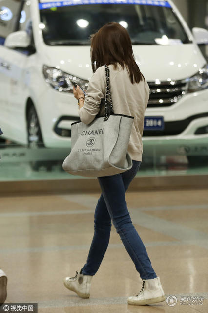 董洁素颜现身机场 装扮清纯似学生妹(组图)