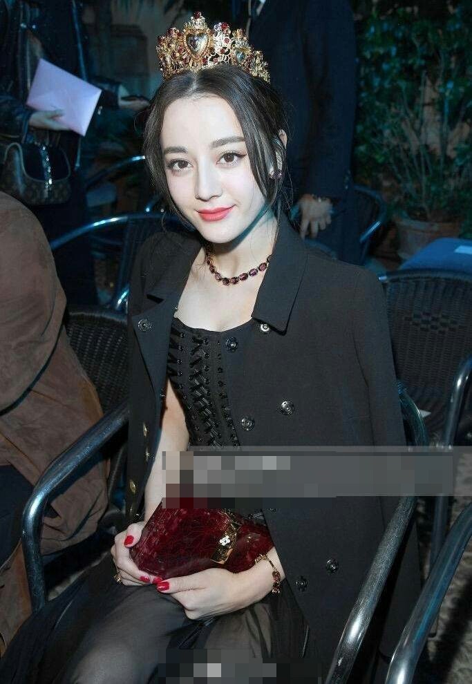 无修图的迪丽热巴头戴皇冠,女王范的她太让人