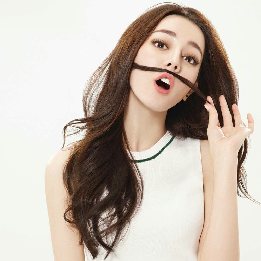 无修图的迪丽热巴头戴皇冠,女王范的她太让人