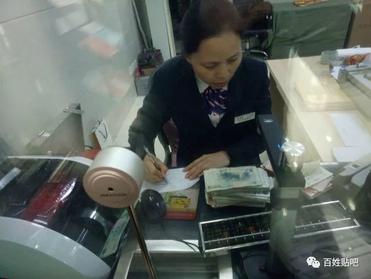 栾川县农商银行的这个柜员,你火了