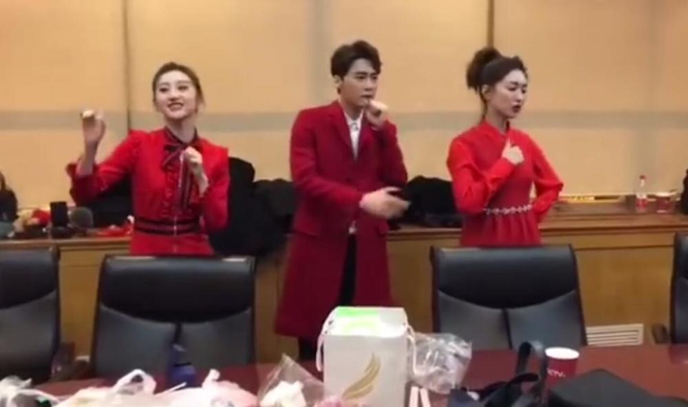 李易峰晒游泳照被喷穿太多,骑火烈鸟泳圈不忘