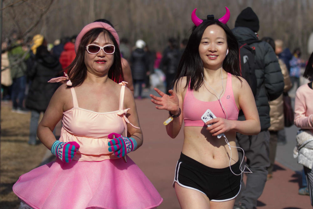 美女没有穿内衣_美女没有穿内衣在路上(3)