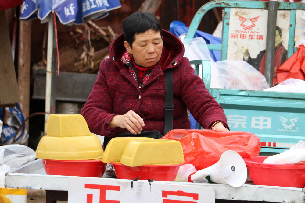 县城老菜市场,几十年的历史,如今凋敝衰败,摊贩