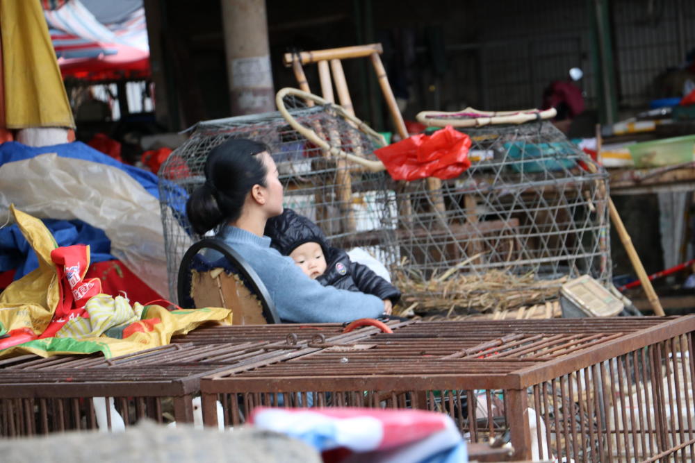 县城老菜市场,几十年的历史,如今凋敝衰败,摊贩