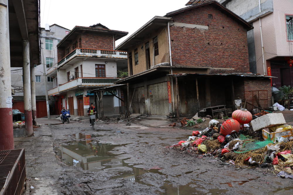 县城老菜市场,几十年的历史,如今凋敝衰败,摊贩