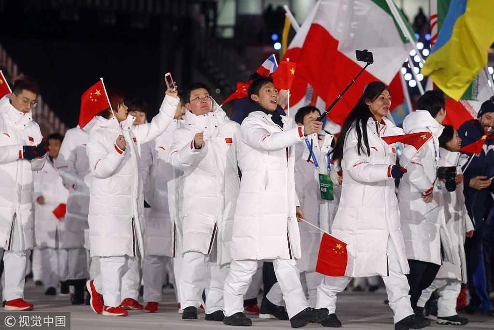 荣耀时刻中国奥运健儿入场武大靖挥动国旗