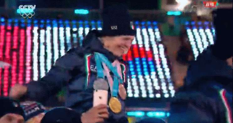 冬奥闭幕式流行举高高 韩聪托举隋文静入场