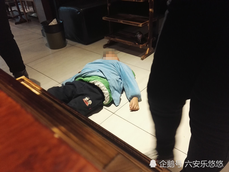 "熊孩子"亲戚餐厅地上打滚,你穿鞋直接站在椅子上的样子真丑!