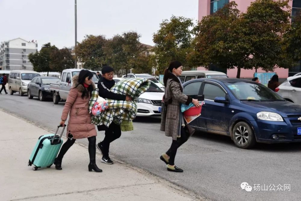 校门口已是车水马龙 路两旁停满了前来送孩子上学的家长的车辆 晨光