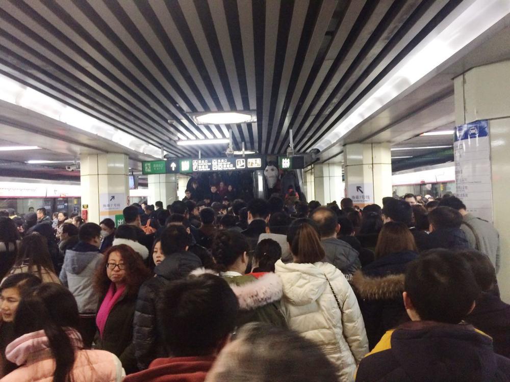 狗年真正上班日到来,都市上班狗上班首日挤地铁就连呼