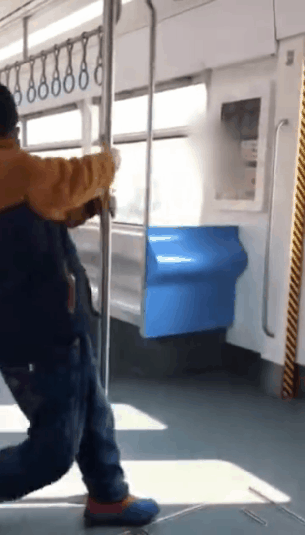 小男孩车厢内跳