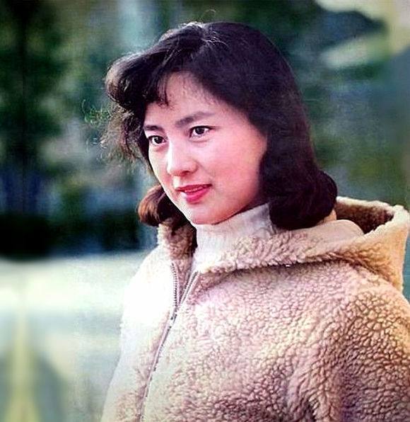 70年代末最红女明星 刘晓庆只能排她后 如今相夫教子成画家