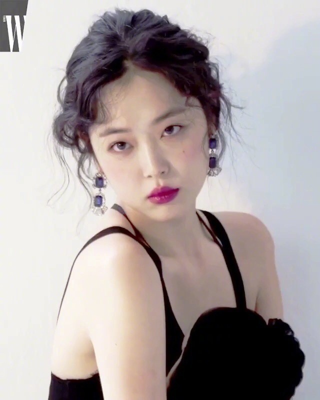崔雪莉时尚画报曝光,展现纯真又性感的美艳风情