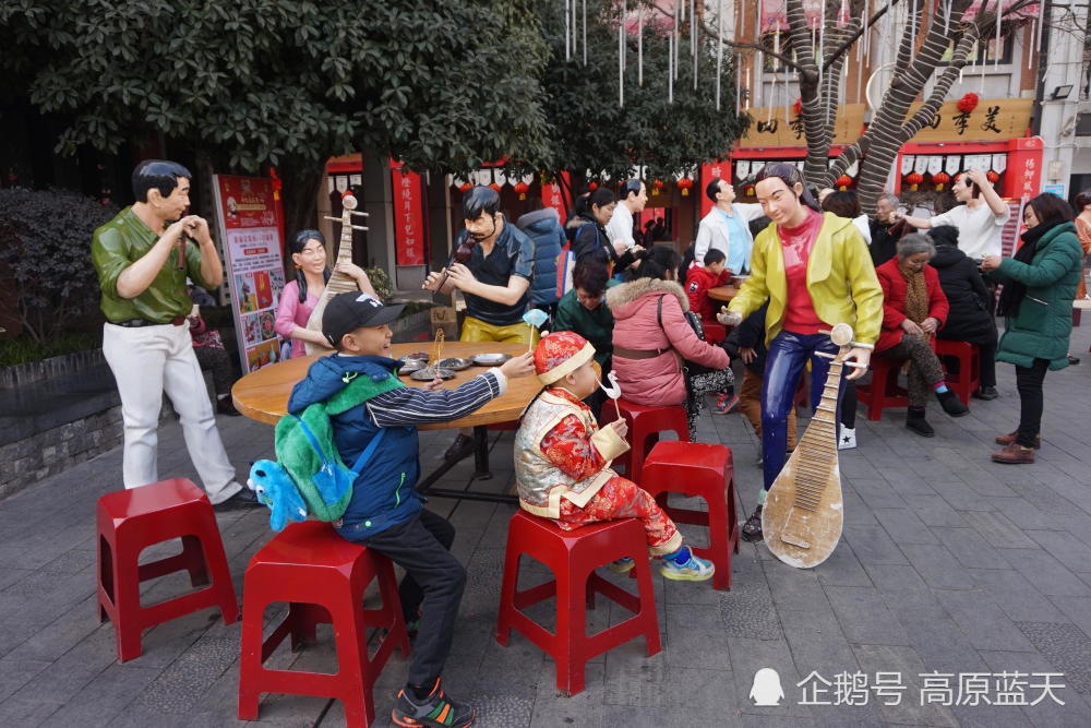 哥俩在吉庆街"夜市"雕塑群里休息一下.