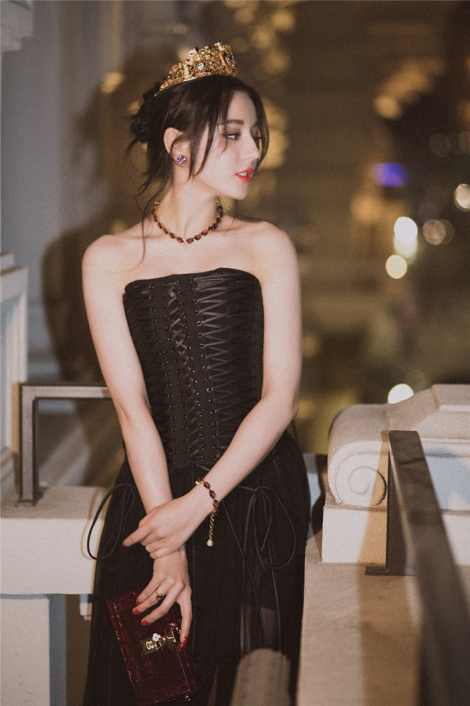 迪丽热巴葫芦臀惹人羡,蝴蝶骨却是病态?瑜伽助你塑形