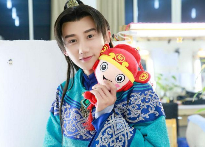 他长相酷似汪苏泷,因唐嫣蒋欣爆红,却无人知道