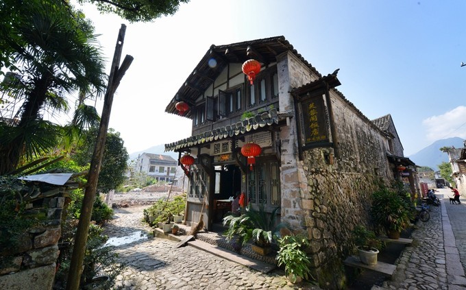 芙蓉古村地处浙江省永嘉县岩头镇南面仙清公路西侧,是一座背靠"芙蓉三