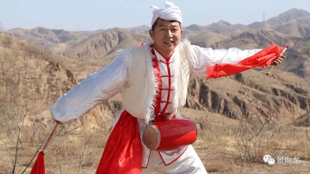 陕北石湾镇史家坬山峁上激情四射打腰鼓的小伙子