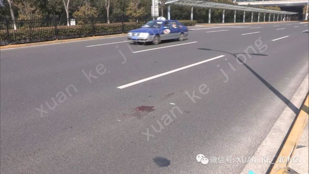 肇事车辆在机动车道上将这名骑车女司机撞击后弹飞,导致其当场身亡