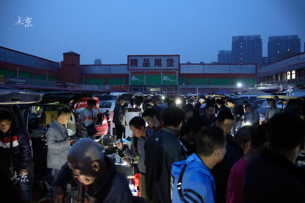 探秘北京鬼市 有买家100块赚了100万