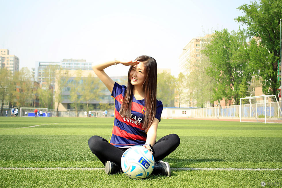 欧洲杯宝贝:留美主播爱巴萨 长腿迷人